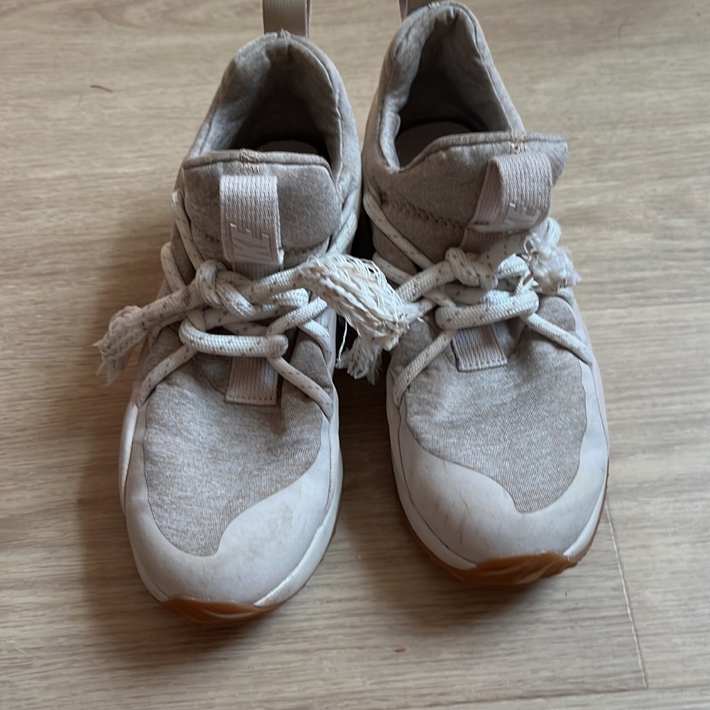 Nikes - Picture 7 of 11